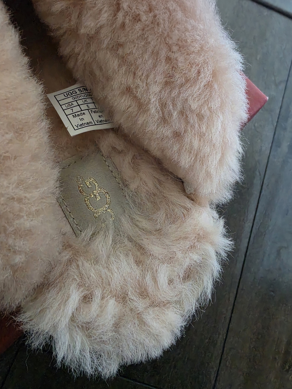 UGG ☆ Limited Edition ☆ 'Coquette' Sequin Bow Slipper in Gold - Picture 9 of 10